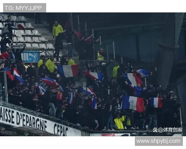 足球明星意外绊倒孩子引发热议家长和球迷反应各异